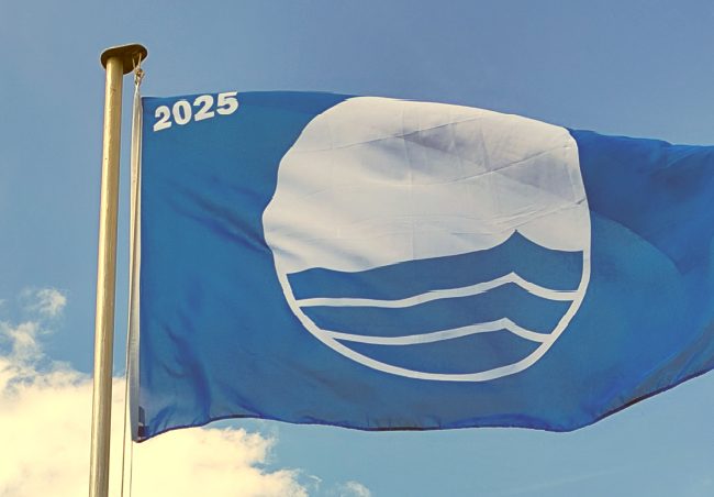 Die Blaue Flagge weht 2025 weltweit an 5.100 Standorten in 50 Ländern und auch an drei Seen und drei Yachthäfen im Gebiet des Flussparadies Franken wie hier am Ebensfelder See. Foto: Anne Schmitt Die Blaue Flagge weht 2025 weltweit an 5.100 Standorten in 50 Ländern und auch an drei Seen und drei Yachthäfen im Gebiet des Flussparadies Franken wie hier am Ebensfelder See. Foto: Anne Schmitt