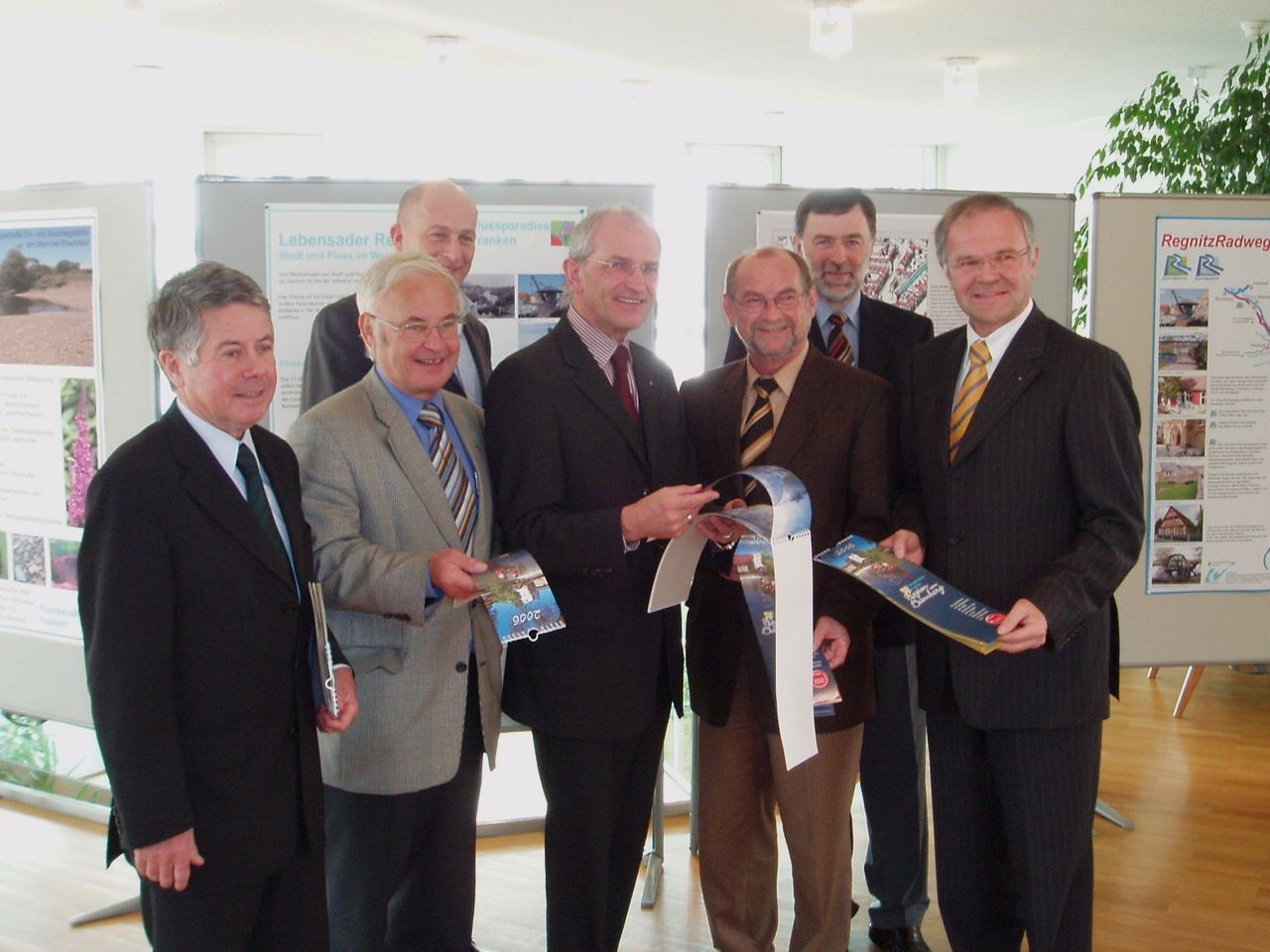 Anlässlich der Gründungsversammlung des Flussparadieses Franken am 21.11.2005 wird der Jahreskalender der Sparkasse mit Flussparadies-Motiven präsentiert vom (v.l.n.r) damaligen Regierungspräsident Hans Angerer (Regierung von Oberfranken), dem damalige Landrat Rudolf Handwerker (Lkr. Haßberge), Bürgermeister Claus Schwarzmann (Markt Eggolsheim), dem damaligen Landrat Dr. Günther Denzler (Lkr. Bamberg), dem damaligen Bürgermeister Werner Hipelius (Stadt Bamberg), dem damaligen Bürgermeister Josef Martin (Markt Zapfendorf) und dem damaligen Sparkassenvorsitzende Konrad Gottschall. Foto: Landratsamt Bamberg.