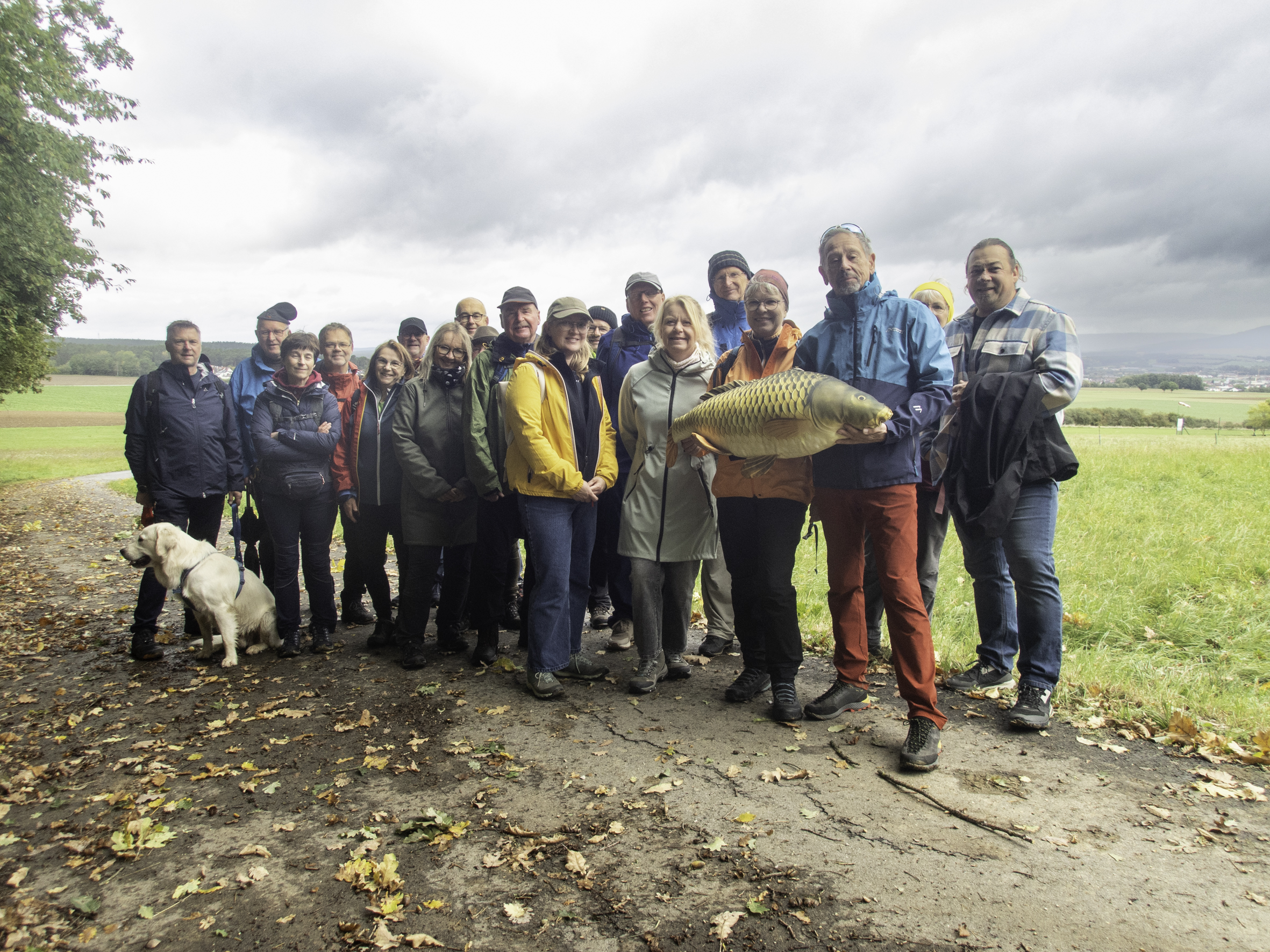 Ein großer Stoff-Karpfen durfte bei der Eröffnung des Karpfenwegs am 5. Oktober 2025 mitwandern. Foto: Anne Schmitt