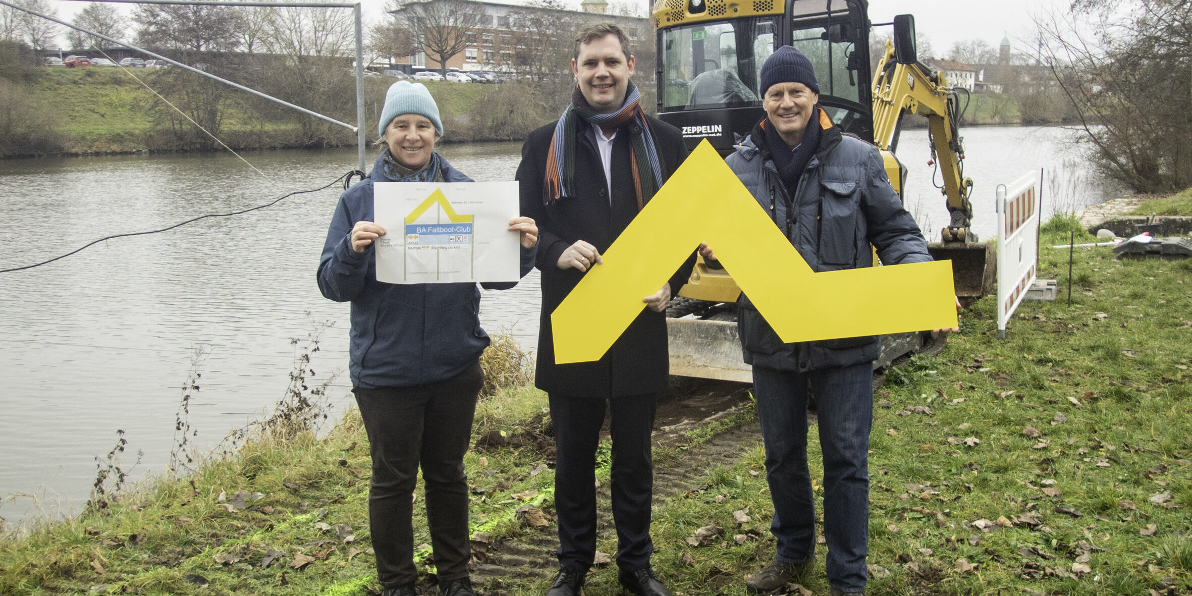 Baubeginn für die neue Kanutreppe am Bamberger Faltboot-Club. Zum Saisonstart 2026 soll alles fertig sein und die Gelbe Welle die Anlegestelle vom Fluss aus gut kenntlich machen. v. l. n. r: Dr. Anne Schmitt (Geschäftsführerin Flussparadies Franken), Bürgermeister Jonas Glüsenkamp (stellv. Vorsitzender Flussparadies Franken), Ronald Schwarz (Vorstandsvorsitzender Bamberger Faltboot-Club). Foto: Flussparadies Franken Baubeginn für die neue Kanutreppe am Bamberger Faltboot-Club. Zum Saisonstart 2026 soll alles fertig sein und die Gelbe Welle die Anlegestelle vom Fluss aus gut kenntlich machen. v. l. n. r: Dr. Anne Schmitt (Geschäftsführerin Flussparadies Franken), Bürgermeister Jonas Glüsenkamp (stellv. Vorsitzender Flussparadies Franken), Ronald Schwarz (Vorstandsvorsitzender Bamberger Faltboot-Club). Foto: Flussparadies Franken