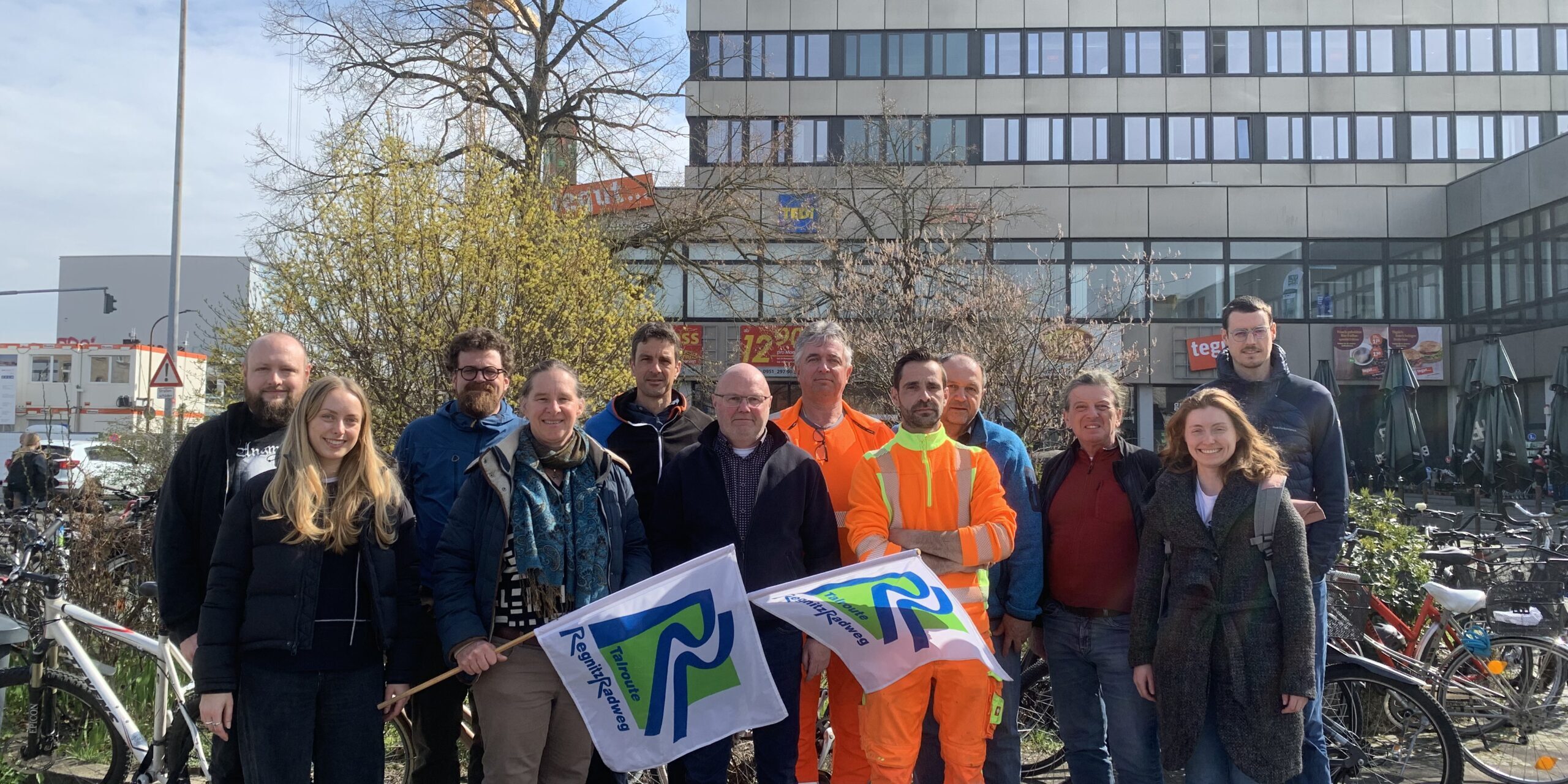 Qualitätsmanagement geht nur gemeinsam. Akteurinnen und Akteure aus unterschiedlichen Kommunen entlang des RegnitzRadweg tauschten sich zum digitalen Wegemanagement aus. Foto: Flussparadies Franken e.V. Qualitätsmanagement geht nur gemeinsam. Akteurinnen und Akteure aus unterschiedlichen Kommunen entlang des RegnitzRadweg tauschten sich zum digitalen Wegemanagement aus. Foto: Flussparadies Franken e.V.