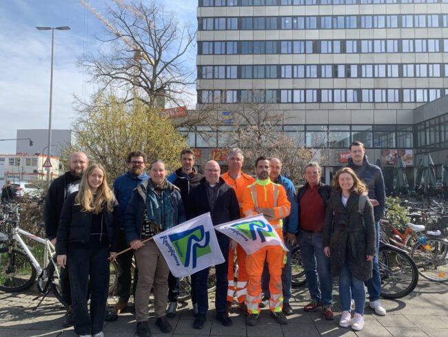 Qualitätsmanagement geht nur gemeinsam. Akteurinnen und Akteure aus unterschiedlichen Kommunen entlang des RegnitzRadweg tauschten sich zum digitalen Wegemanagement aus. Foto: Flussparadies Franken e.V. Qualitätsmanagement geht nur gemeinsam. Akteurinnen und Akteure aus unterschiedlichen Kommunen entlang des RegnitzRadweg tauschten sich zum digitalen Wegemanagement aus. Foto: Flussparadies Franken e.V.