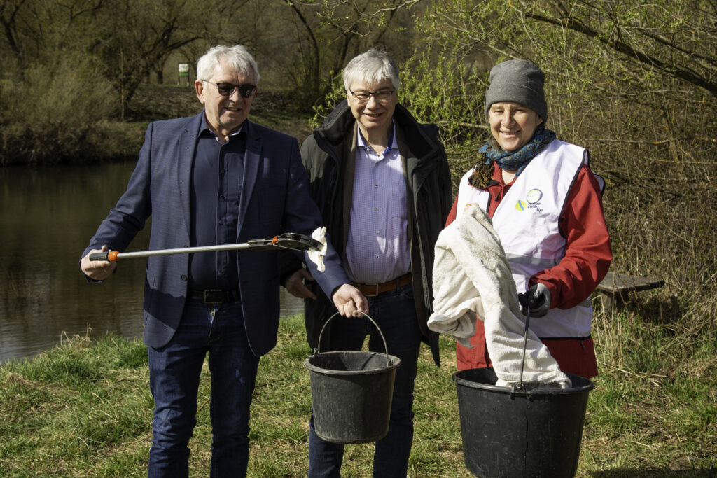Landrat Johann Kalb, Bürgermeister Rüdiger Gerst und Flussbeauftragte Anne Schmitt beim Müll sammeln am Main bei Kemmern. Foto: Thomas Ochs/Flussparadies Franken
