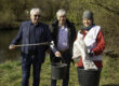 Landrat Johann Kalb, Bürgermeister Rüdiger Gerst und Flussbeauftragte Anne Schmitt beim Müll sammeln am Main bei Kemmern. Foto: Thomas Ochs/Flussparadies Franken