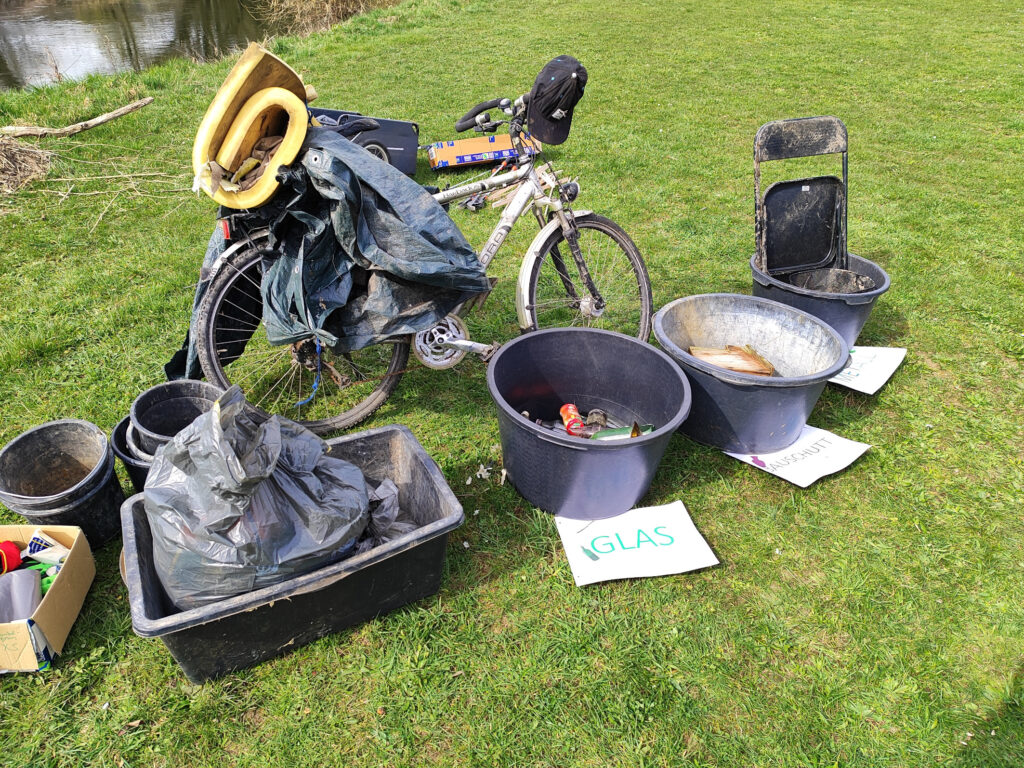 Typische Ausbeute nach nur einer Stunde Müll sammeln am Main bei Kemmern: Glasflaschen, Verpackungsmüll, zerfallende Plastikplanen und ein Fahrrad. Foto: Thomas Ochs/Flussparadies Franken