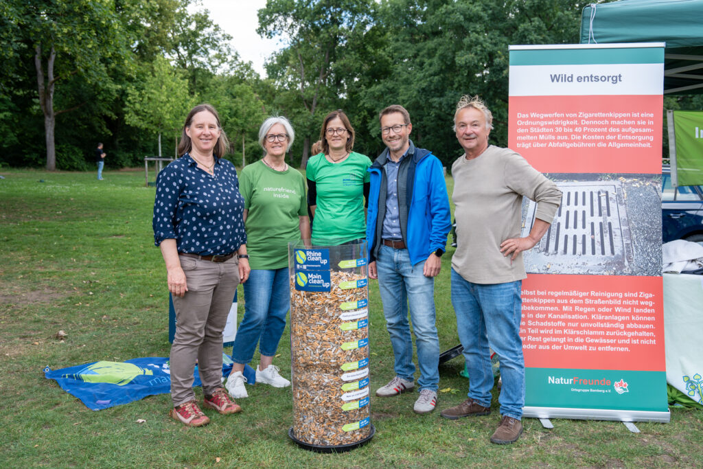 Mit 80.000 gesammelten Zigarettenkippen gefüllte Sammel-Säule von RhineCleanUp beim Tag der Umwelt 2026 auf der Jahnwiese Bamberg. Foto Hayo Hein/Bildungsbüro Lkr. Bamberg