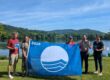 Gemeinsames Hissen der Flagge am Ostsee Bad Staffelstein (von links): Martin Lüders (Freizeit GmbH), Anne Maria Schneider (Leitung Tourist Information Bad Staffelstein), Anne Schmitt (Flussparadies Franken), Mario Schönwald (Erster Bürgermeister Stadt Bad Staffelstein), Susanne Müller (Freizeit GmbH). Foto: Tourist Information Bad Staffelstein / Carolin Böhmer