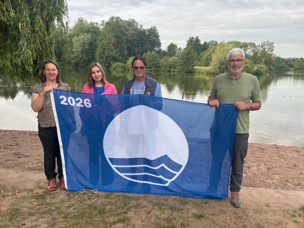 Hissen gemeinsam die Flagge (von links): Anne Schmitt (Flussparadies Franken), Lisa Zillig (Verwaltung), Günther Schuberth (Platzwart) und Erster Bürgermeister Bernhard Storath. Foto: Markt Ebensfeld