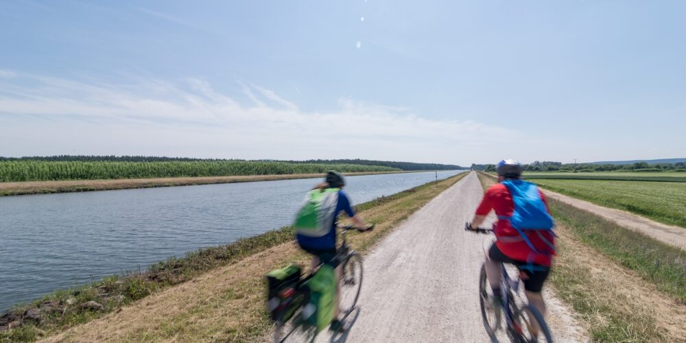 Der Main-Donau-Kanal bei Bamberg ist eine wichtige Radwegeachse durchs Regnitztal. Foto: M. Hammrich Der Main-Donau-Kanal bei Bamberg ist eine wichtige Radwegeachse durchs Regnitztal. Foto: M. Hammrich