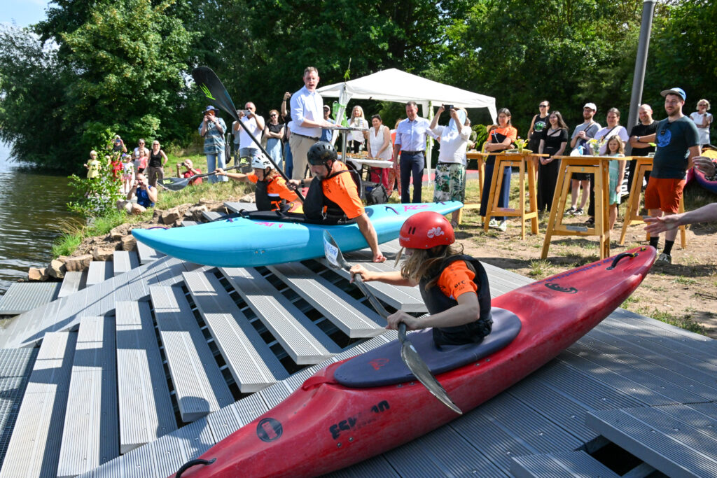 Nach dem Countdown rutschten die Kanuten über die Rampen in die zum Main-Donau-Kanal ausgebauten Rechten Regnitzarm. Foto: Ronald Rinklef