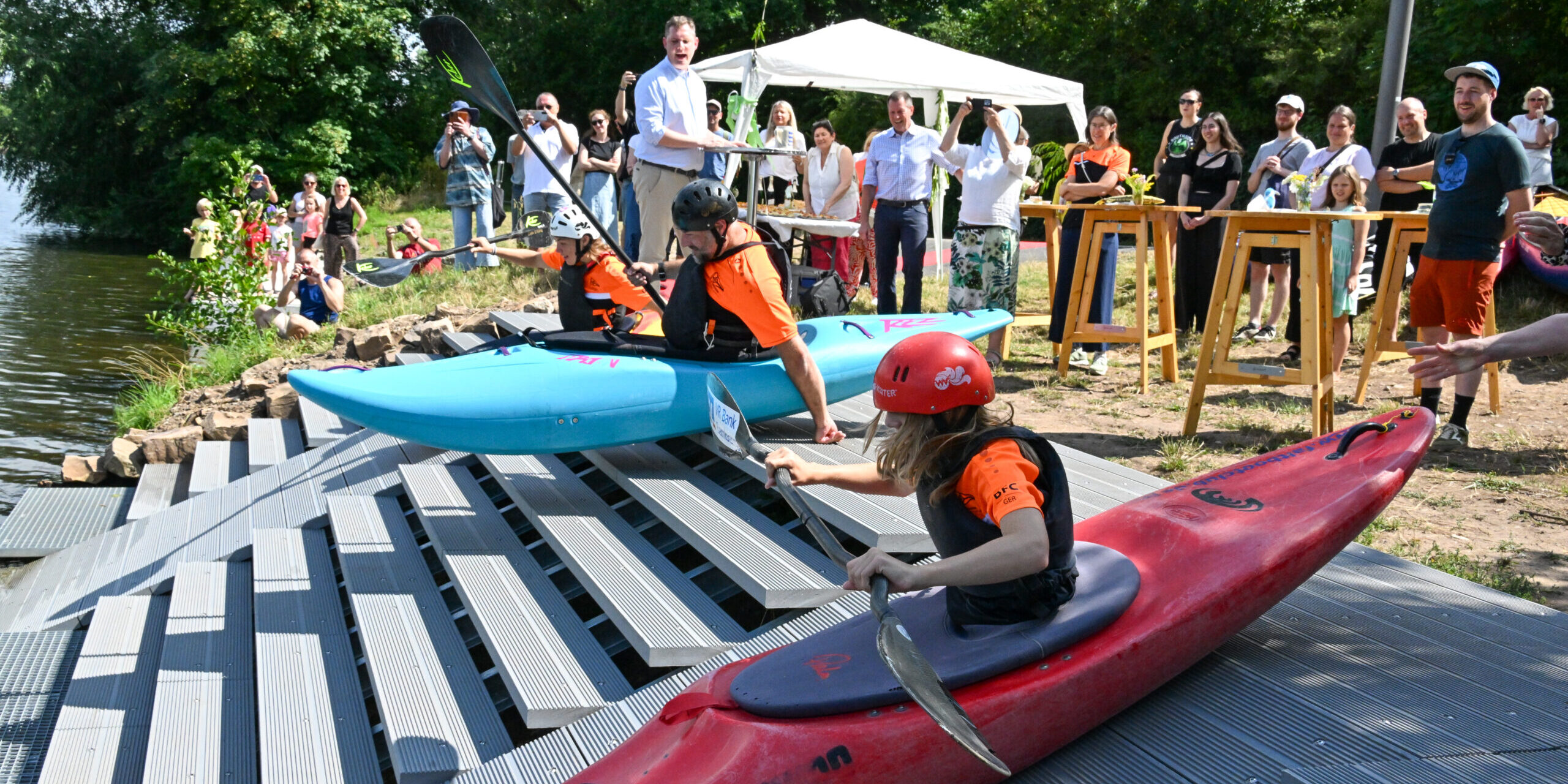 Nach dem Countdown rutschten die Kanuten über die Rampen in die zum Main-Donau-Kanal ausgebauten Rechten Regnitzarm. Foto: Ronald Rinklef