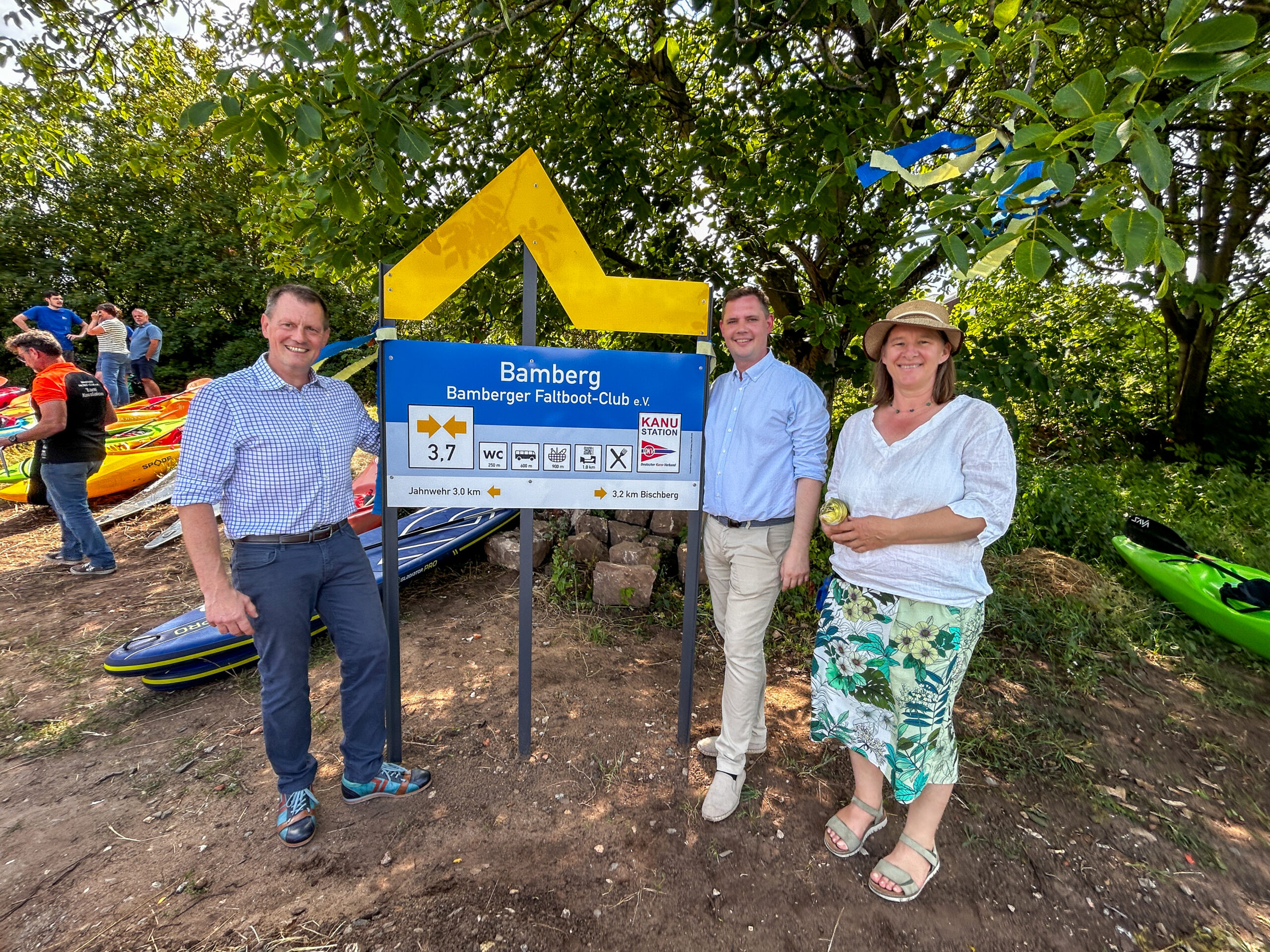 Ronald Schwarz (Bamberger Faltboot-Club), Bürgermeister Jonas Glüsenkamp (Stadt Bamberg) und Dr. Anne Schmitt (Flussparadies Franken) präsentieren die erste Gelbe Welle in Bamberg. Foto: Ronald Rinklef