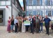 Zum 20jährigen Jubiläum des RegnitzRadwegs übergibt Landrat Johannes Maciejonczyk als neu gewählter Vorsitzender des Flussparadieses Franken ein Partnerschild an das Levi-Strauss-Museum in Buttenheim. Foto: Bettina Fritzler