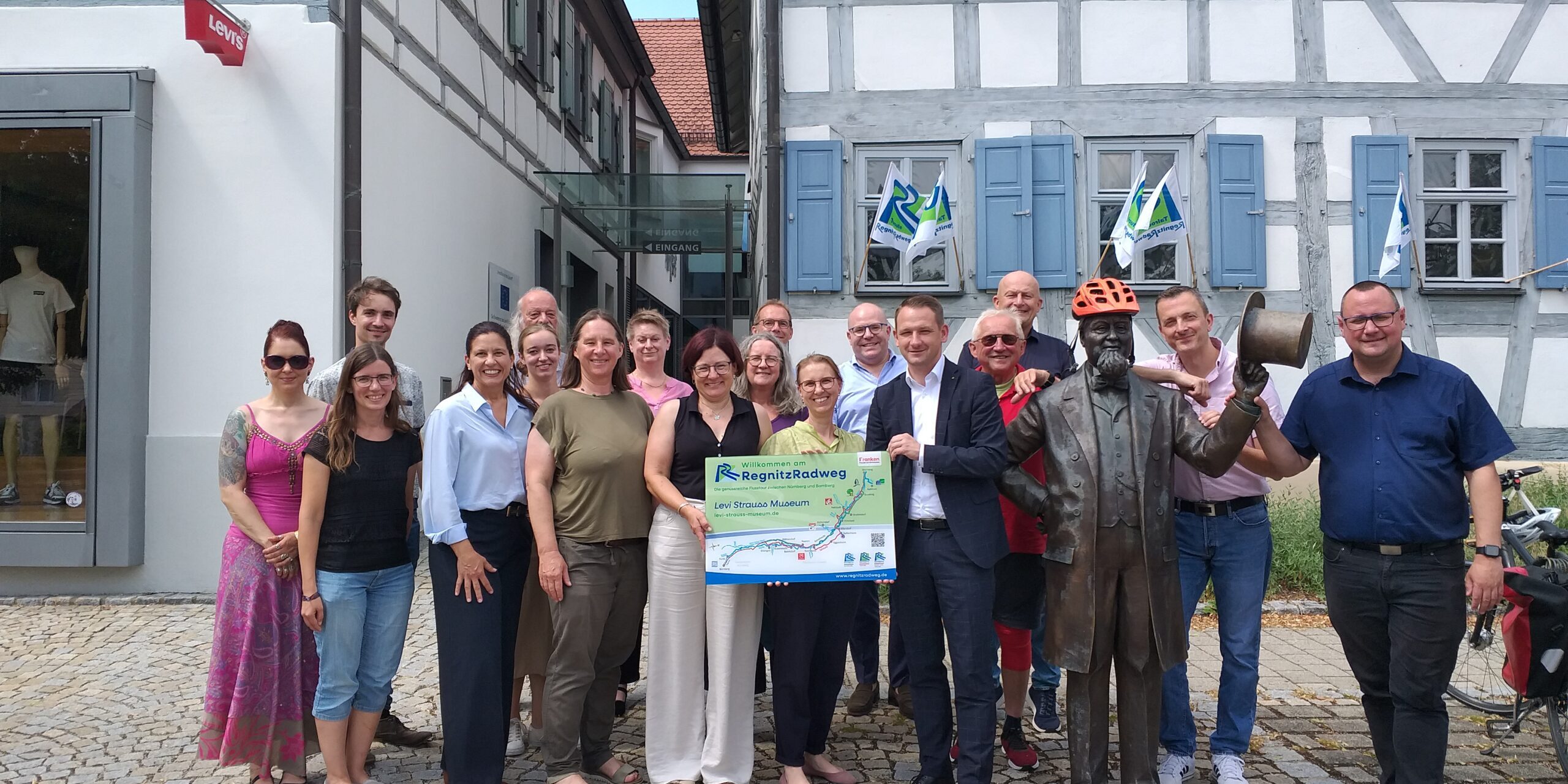 Zum 20jährigen Jubiläum des RegnitzRadwegs übergibt Landrat Johannes Maciejonczyk als neu gewählter Vorsitzender des Flussparadieses Franken ein Partnerschild an das Levi-Strauss-Museum in Buttenheim. Foto: Bettina Fritzler Zum 20jährigen Jubiläum des RegnitzRadwegs übergibt Landrat Johannes Maciejonczyk als neu gewählter Vorsitzender des Flussparadieses Franken ein Partnerschild an das Levi-Strauss-Museum in Buttenheim. Foto: Bettina Fritzler