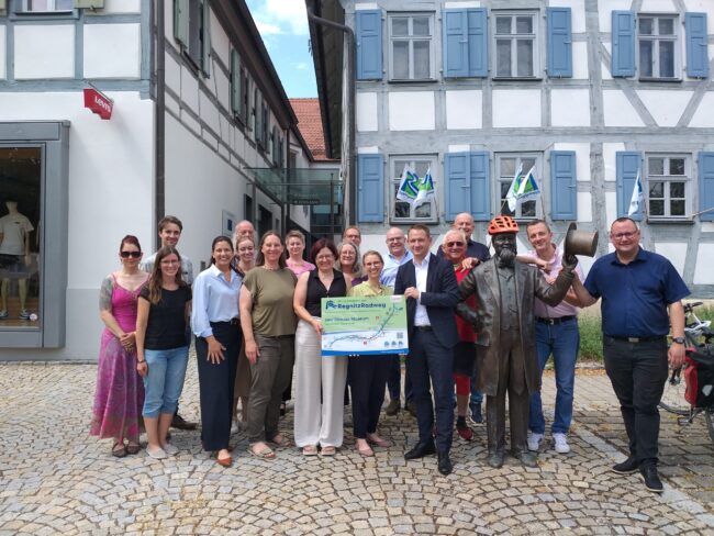 Zum 20jährigen Jubiläum des RegnitzRadwegs übergibt Landrat Johannes Maciejonczyk als neu gewählter Vorsitzender des Flussparadieses Franken ein Partnerschild an das Levi-Strauss-Museum in Buttenheim. Foto: Bettina Fritzler Zum 20jährigen Jubiläum des RegnitzRadwegs übergibt Landrat Johannes Maciejonczyk als neu gewählter Vorsitzender des Flussparadieses Franken ein Partnerschild an das Levi-Strauss-Museum in Buttenheim. Foto: Bettina Fritzler