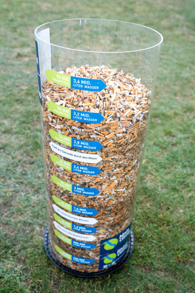 Mit gesammelten Zigaretten gefüllte Kippensäule von Rhein CleanUp auf der Jahnwiese in Bamberg 2026. Foto: C. Lorenz