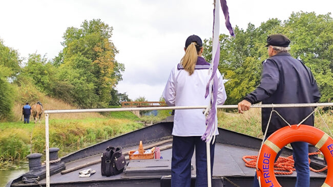 Blick vom Treidelschiff Elfriede über den Ludwigskanal. Am Ufer zieht ein Pferd das Schiff. Foto: Anne Schmitt Blick vom Treidelschiff Elfriede über den Ludwigskanal. Am Ufer zieht ein Pferd das Schiff. Foto: Anne Schmitt