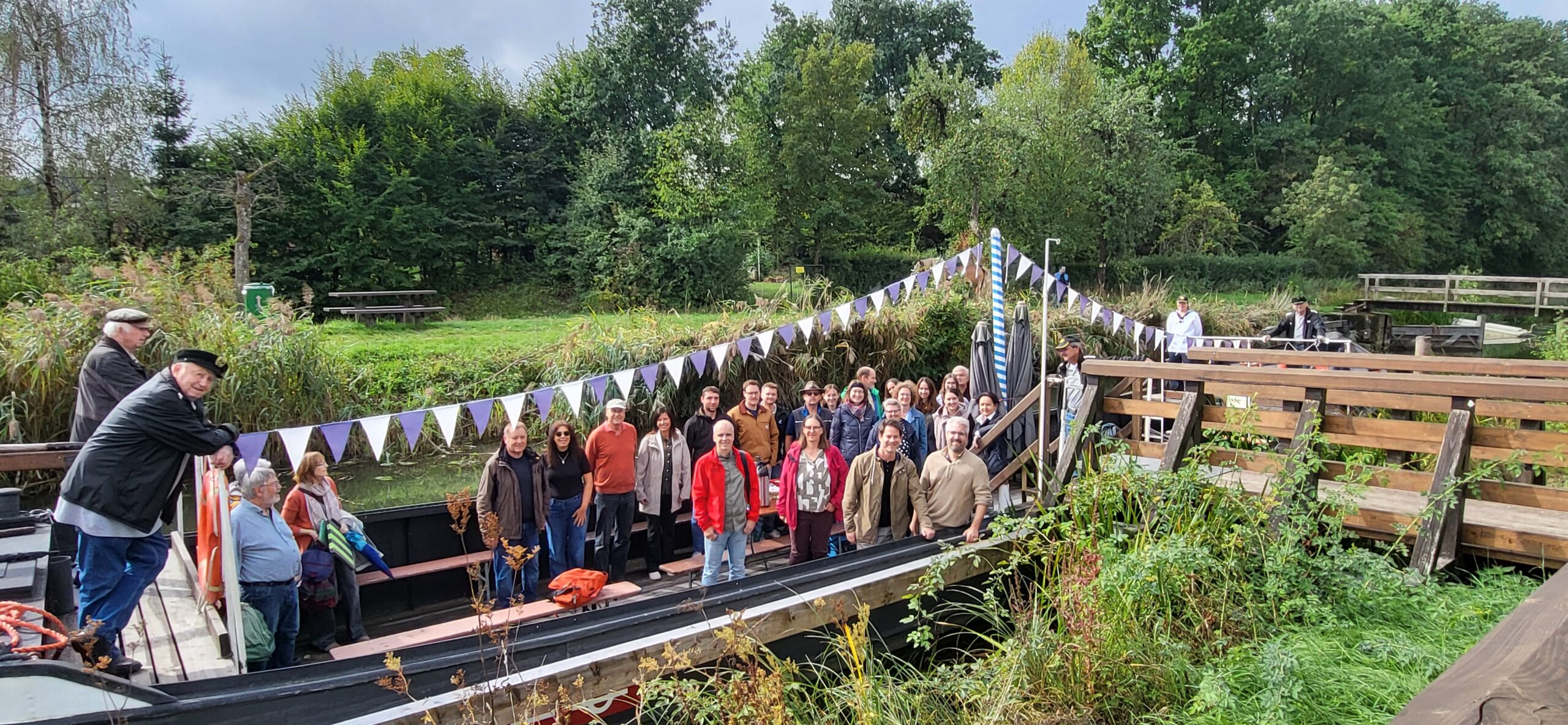 Arbeitskreis_ErlebnisKanal_TreidelschiffElfriede_Schwarzenbach_Foto_MariusHilpert Mitglieder des Arbeitskreises Erlebnis Kanal auf dem Treidelschiff Elfriede in Schwarzenbach. Foto: Christine Riel Mitglieder des Arbeitskreises Erlebnis Kanal auf dem Treidelschiff Elfriede in Schwarzenbach. Foto: Marius Hilpert
