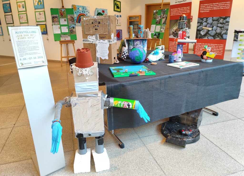 Strullendorfer Kinder aus der Grund- und Mittelschule und der Naturkita Leesten haben sich kreativ mit dem Thema Müll und Umwelt auseinandergesetzt. Ihre farbenfrohen Werke, z. B. ein Roboter aus Schachteln und Dosen, sind bis 17. November 2026 in einer Ausstellung im Landratsamt Bamberg zu sehen. Foto: Anne Schmitt