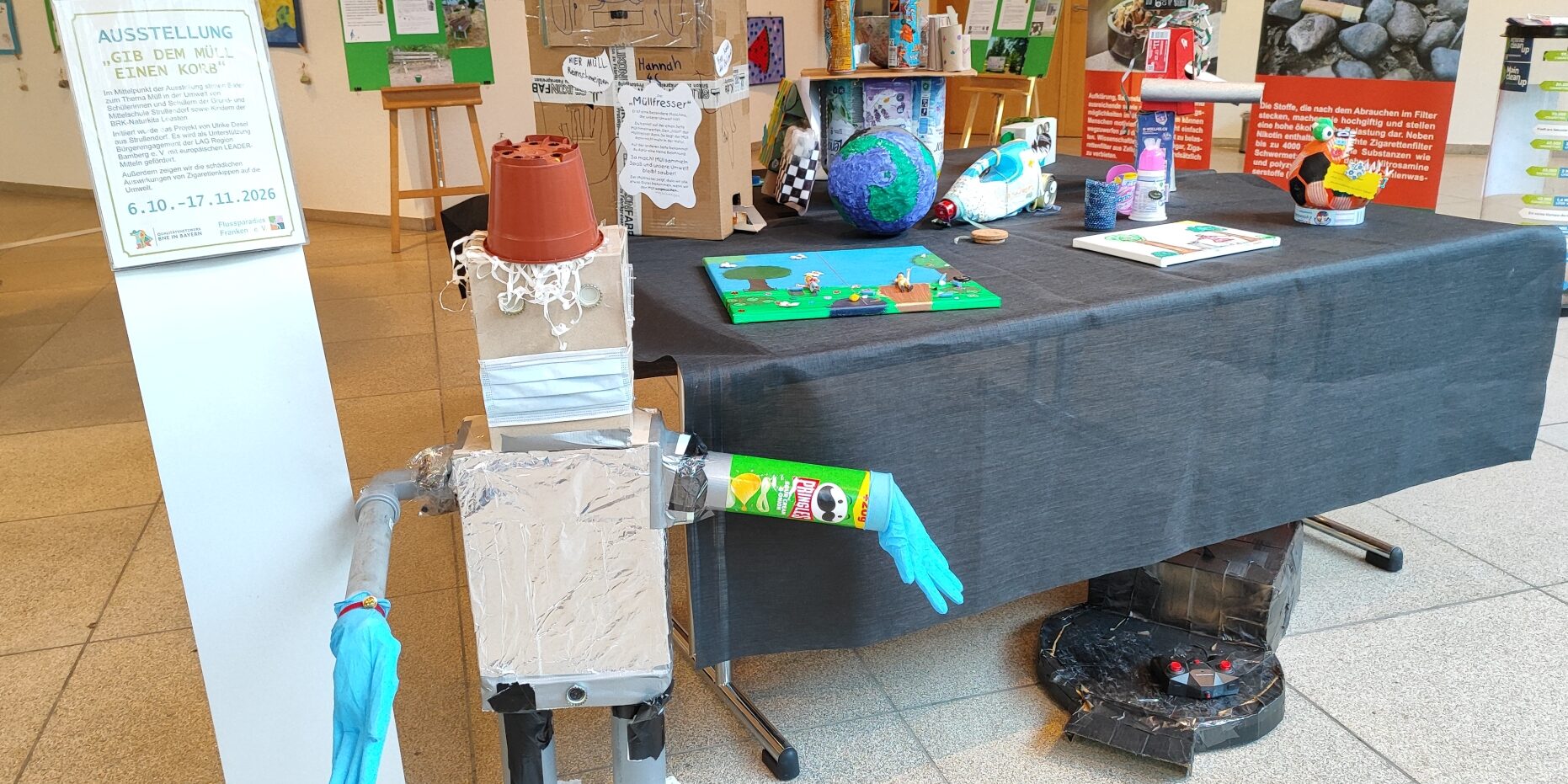 Strullendorfer Kinder aus der Grund- und Mittelschule und der Naturkita Leesten haben sich kreativ mit dem Thema Müll und Umwelt auseinandergesetzt. Ihre farbenfrohen Werke, z. B. ein Roboter aus Schachteln und Dosen, sind bis 17. November 2026 in einer Ausstellung im Landratsamt Bamberg zu sehen. Foto: Anne Schmitt Strullendorfer Kinder aus der Grund- und Mittelschule und der Naturkita Leesten haben sich kreativ mit dem Thema Müll und Umwelt auseinandergesetzt. Ihre farbenfrohen Werke, z. B. ein Roboter aus Schachteln und Dosen, sind bis 17. November 2026 in einer Ausstellung im Landratsamt Bamberg zu sehen. Foto: Anne Schmitt